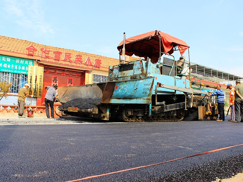 段泊岚槐树沟村路施工.jpg