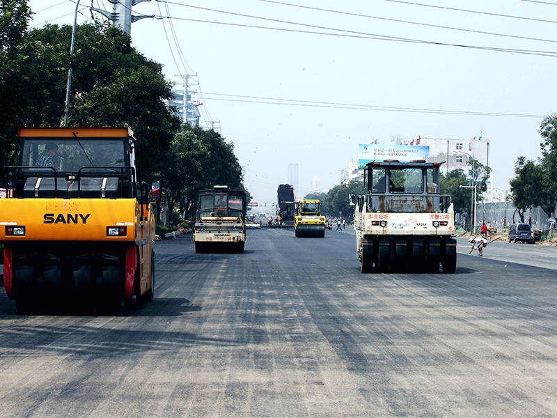 鹤山路迎战高温.jpg